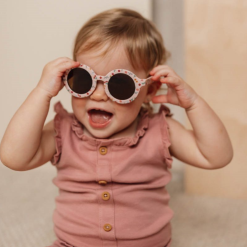 Little Dutch Zonnebril - Rond - Roze - Met Bloemenprint - Voor Kinderen 11 Little Dutch Zonnebril - Rond - Roze - Met Bloemenprint - Voor Kinderen -Prinses Accessoires Winkel little dutch zonnebril rond roze met bloemenprint 5